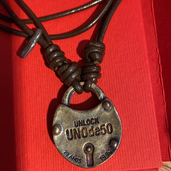UNO dE 50 adjustable leather cord padlock necklace (NIB) - Picture 4 of 5
